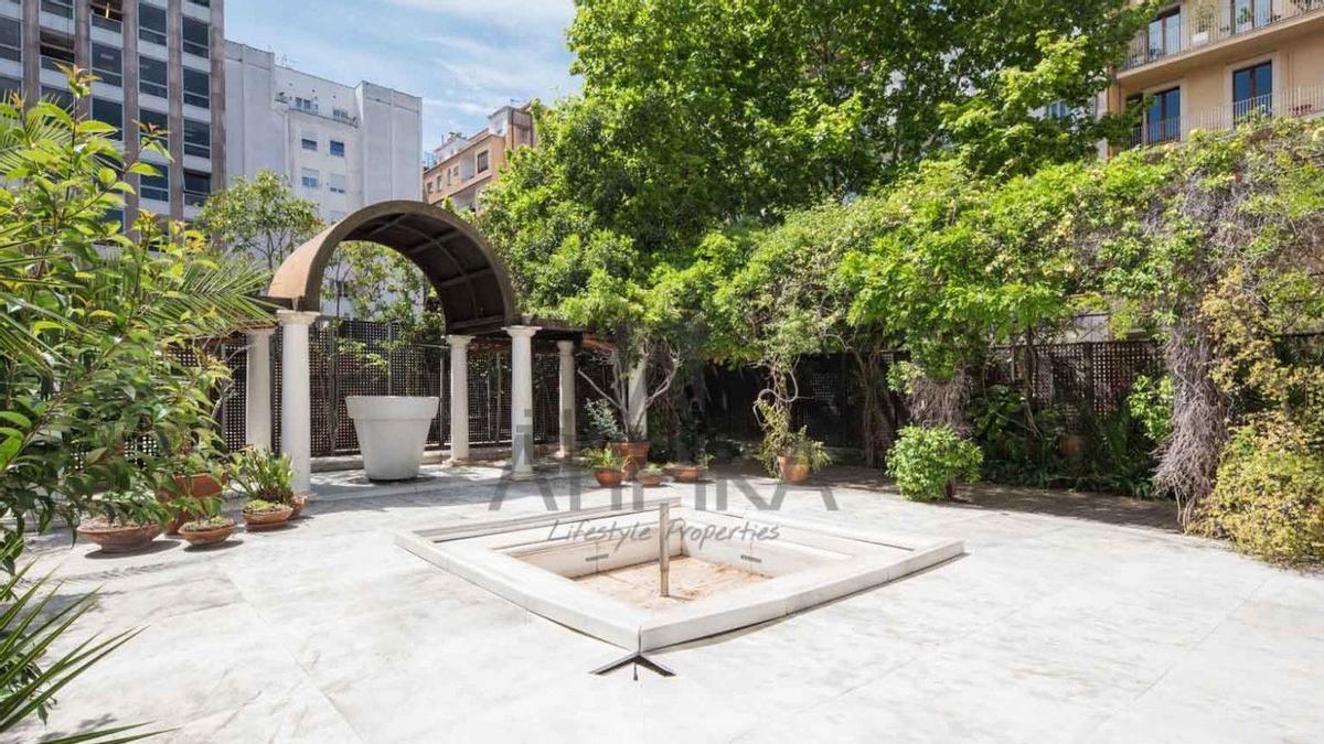 Jardín de la vivienda más cara de Barcelona anunciada en la actualidad.