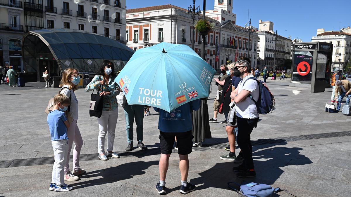 Un grupo de turistas en la Puerta del Sol de Madrid