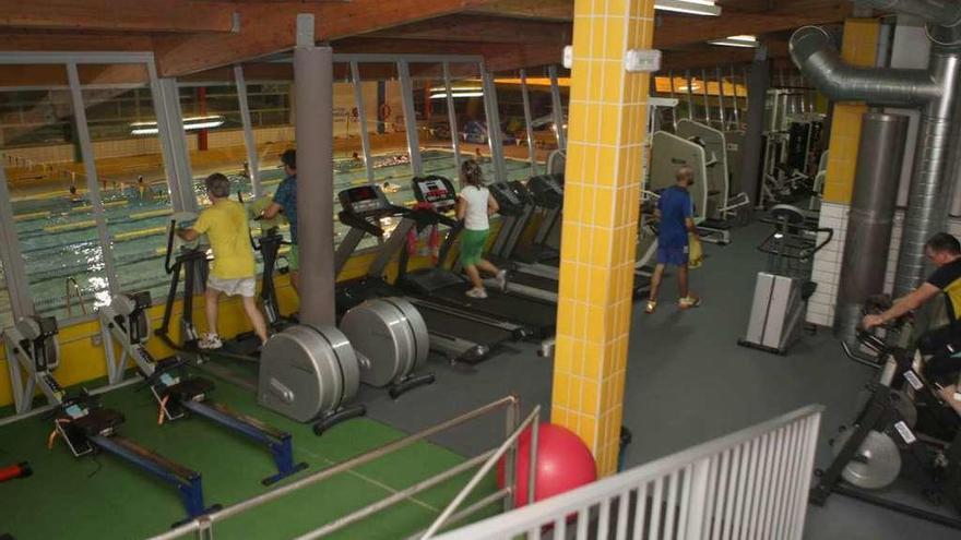 Instalaciones del gimnasio de la piscina climatizada de las Agasp en A Estrada. // Bernabé/Ana Agra