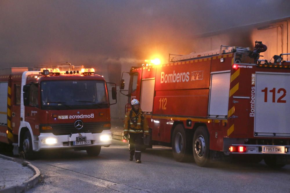 Los bomberos evitan que el fuego afecte a la planta de producción de una empresa de mobiliario de baño en el polígono de Cox