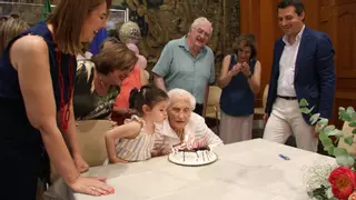 La cordobesa Purificación Secilla apaga las velas de su 100 años rodeada de su familia