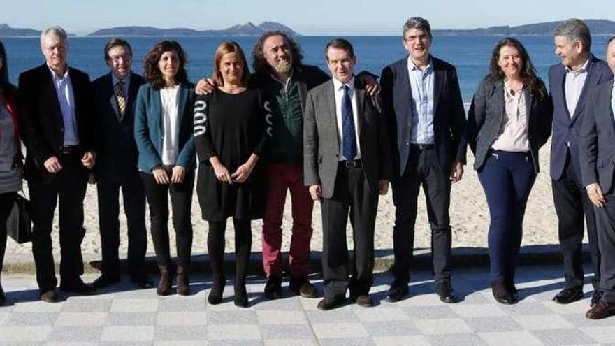 El cantantte vigués Teo Cardalda entre Carmela Silva y Abel Caballero junto a alcaldes del Área y concejales, ayer en Samil. // FdV