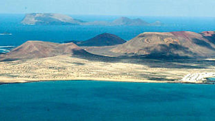 Vista general del Archipiélago Chinijo, donde Zapatero y su familia han disfrutado varios días. En primer término, La Graciosa. A la izquierda, Montaña Clara y, al fondo, Alegranza.  ADRIEL PERDOMO