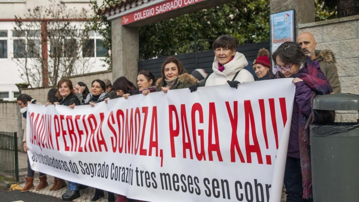 Una de las protestas del comité del Sagrado Corazón en la entrada del centro