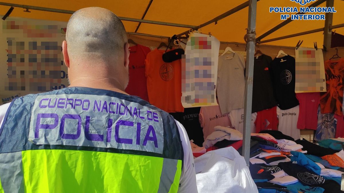 Un agente de la Policía Nacional en un mercadillo.