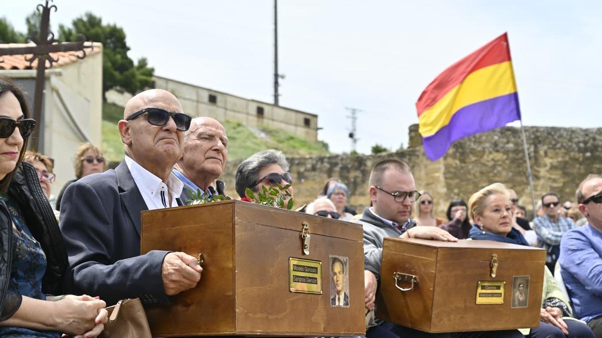 Los familiares de Moisés y Casimira, de Pinseque, han recogido sus retos casi 90 años después de ser asesinados en la guerra civil.