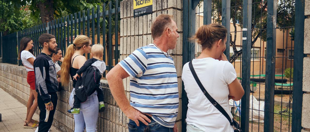 Los padres llevando a sus hijos el primer día de curso, en Cáceres.