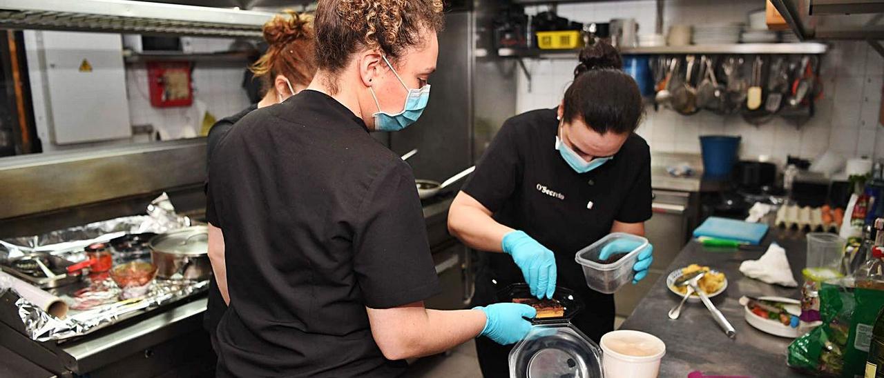 Trabajadoras con mascarilla en un restaurante gallego. |   // VÍCTOR ECHAVE