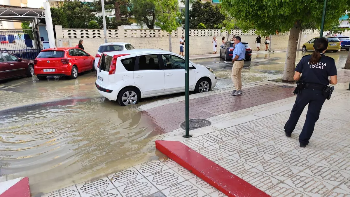 Un posible reventón en el alcantarillado provoca una fuga de aguas fecales en Playa de San Juan
