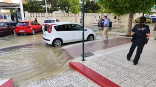 Una ‘fuente’ en mitad del asfalto: un posible reventón en Playa de San Juan anega la avenia de Bruselas