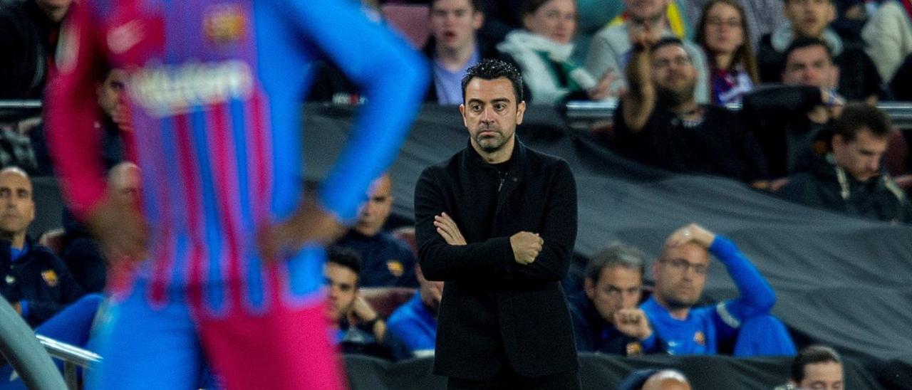 Xavi observa el Barça-Rayo en un segundo plano, detrás de Ousmane Dembélé.