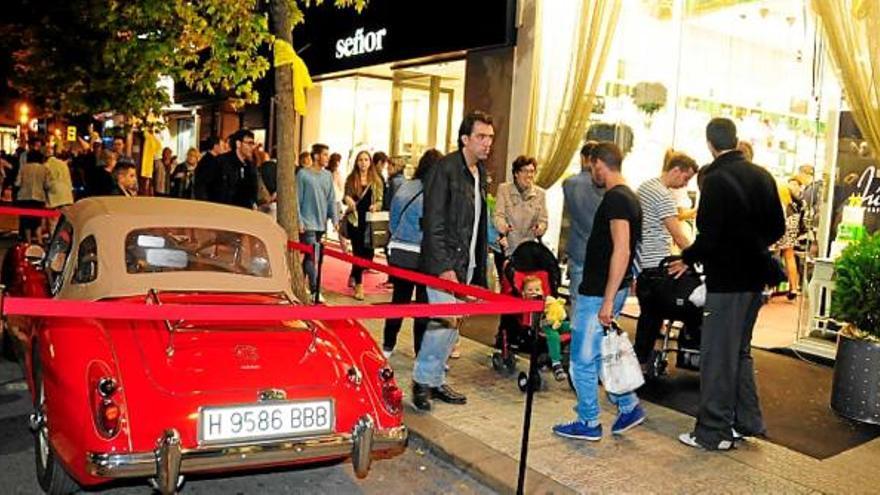 Ambient al carrer d&#039;Àngel Guimerà en la darrera Shopping Night