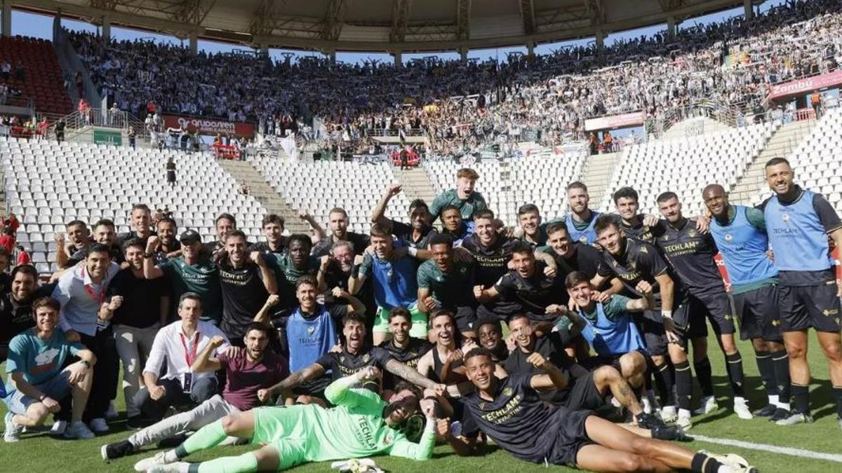Los jugadores del Castellón celebran la victoria junto a su afición este pasado sábado en Murcia