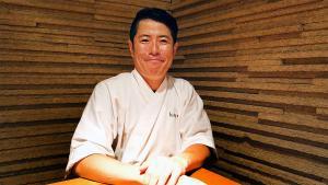 El ’itamae’ Hideki Matsuhisa, mestre del ganivet i el moviment ràpid de dits.
