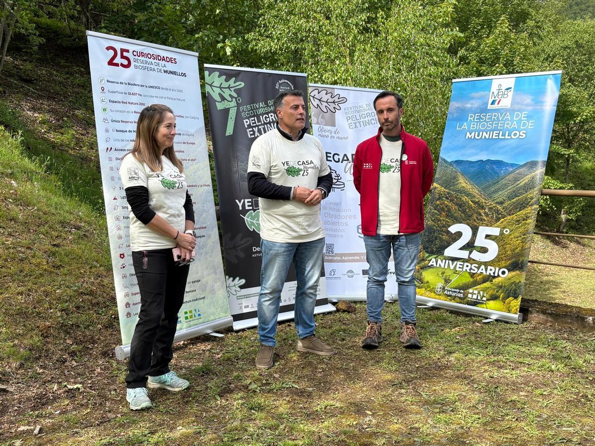 Por la izquierda, Ana Llano, José Luis Fontaniella y David Villar, durante el acto institucional.