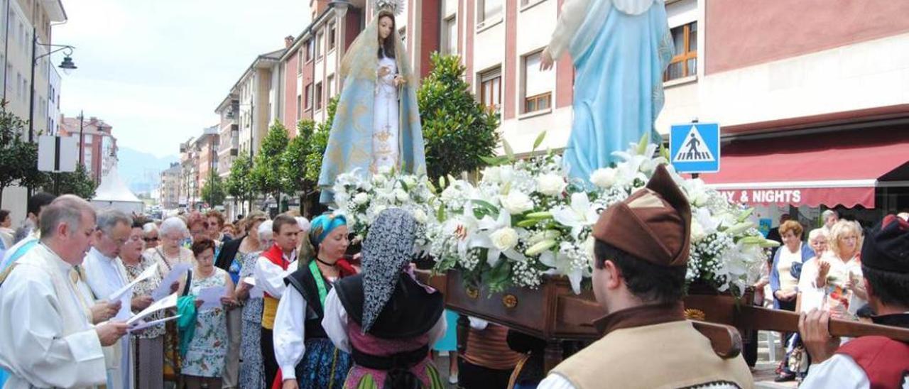 El encuentro entre las imágenes de Santa Isabel y la Virgen durante la procesión.