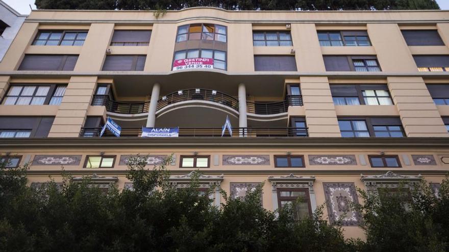 Edificio de la calle de Colón número 13 donde se puede comprar un dúplex por cinco millones.