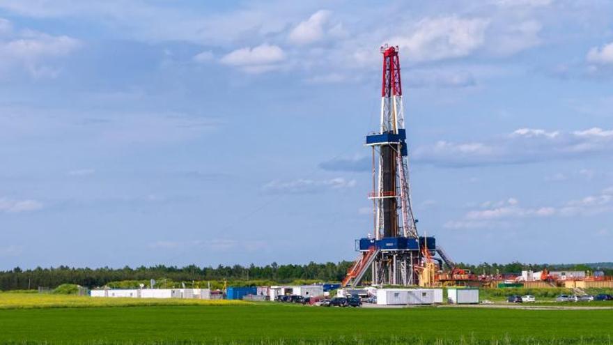 Torre de perforación en un campo de gas de esquisto.