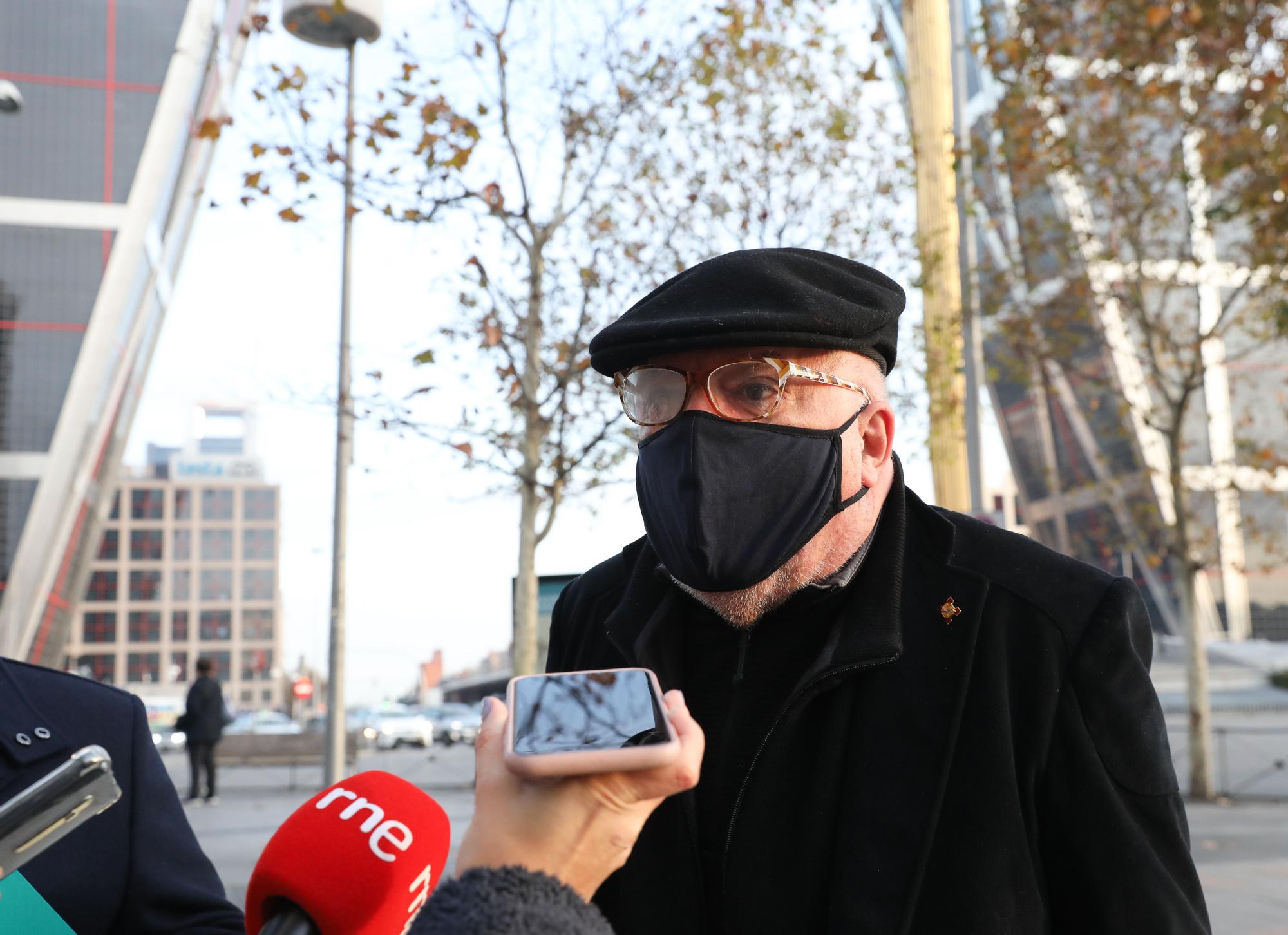 El comisario jubilado José Manuel Villarejo responde a los medios a su llegada a los Juzgados de Plaza de Castilla.