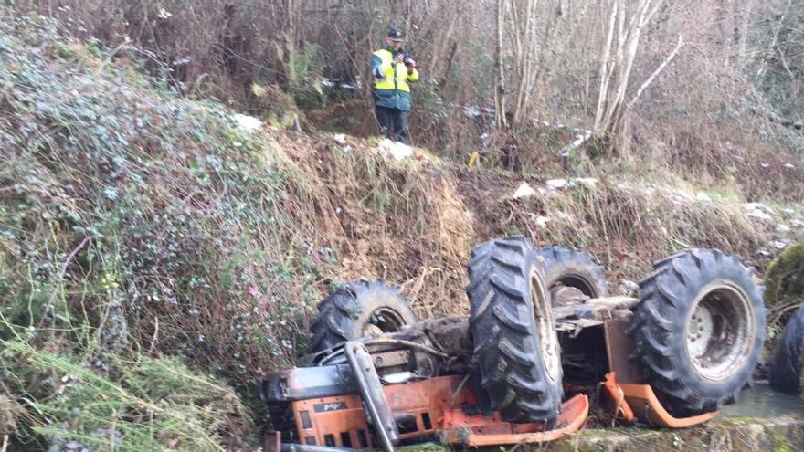 Fallece un vecino de Celorio al volcar el tractor con el que trabajaba