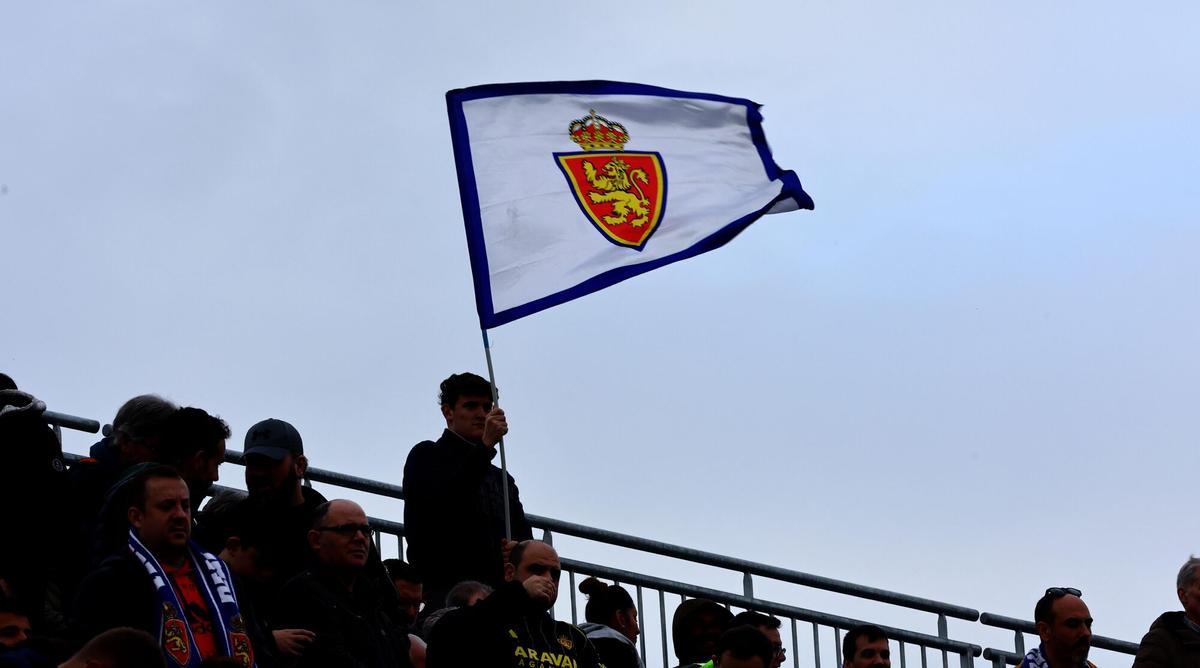 Un aficionado sujeta una bandera del Real Zaragoza en el Ibercaja Estadio antes del partido ante el Burgos.