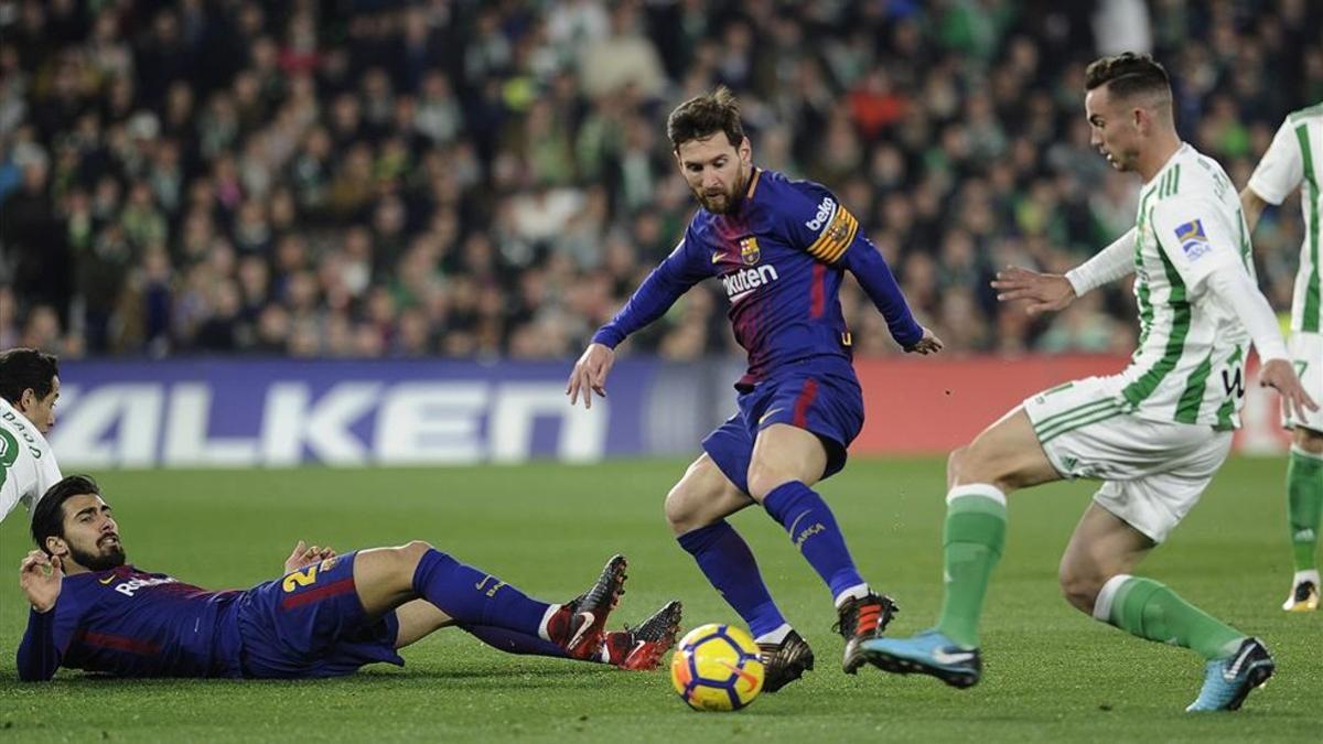 Leo Messi sufrió un marcaje pegajoso en el primer tiempo