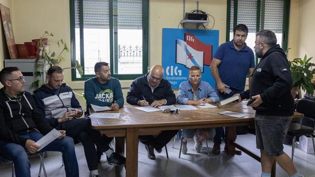 Xabier Aboi, en el centro, junto a delegados de personal de la CIG en el sector de ambulancias, ayer en Vilagarcía. |   // JAVIER TENIENTE