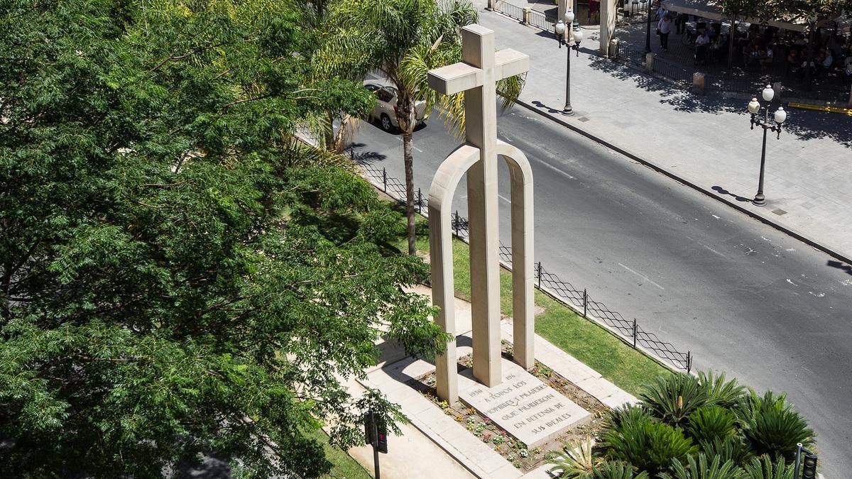 La Cruz de los Caídos, situada junto a Calvo Sotelo