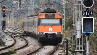 Rodalies incrementa la oferta de trenes en la playa de Castelldefels durante el verano