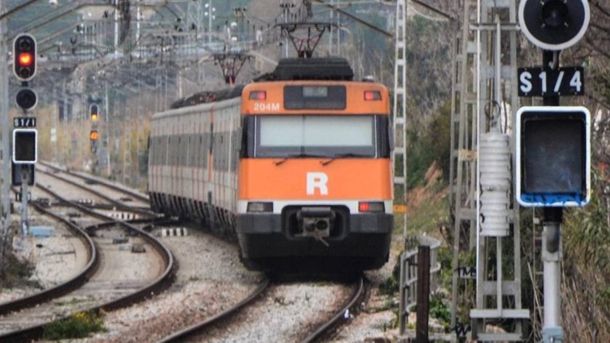 Un tren de Rodalies, a su paso por la estación de L’Hospitalet.