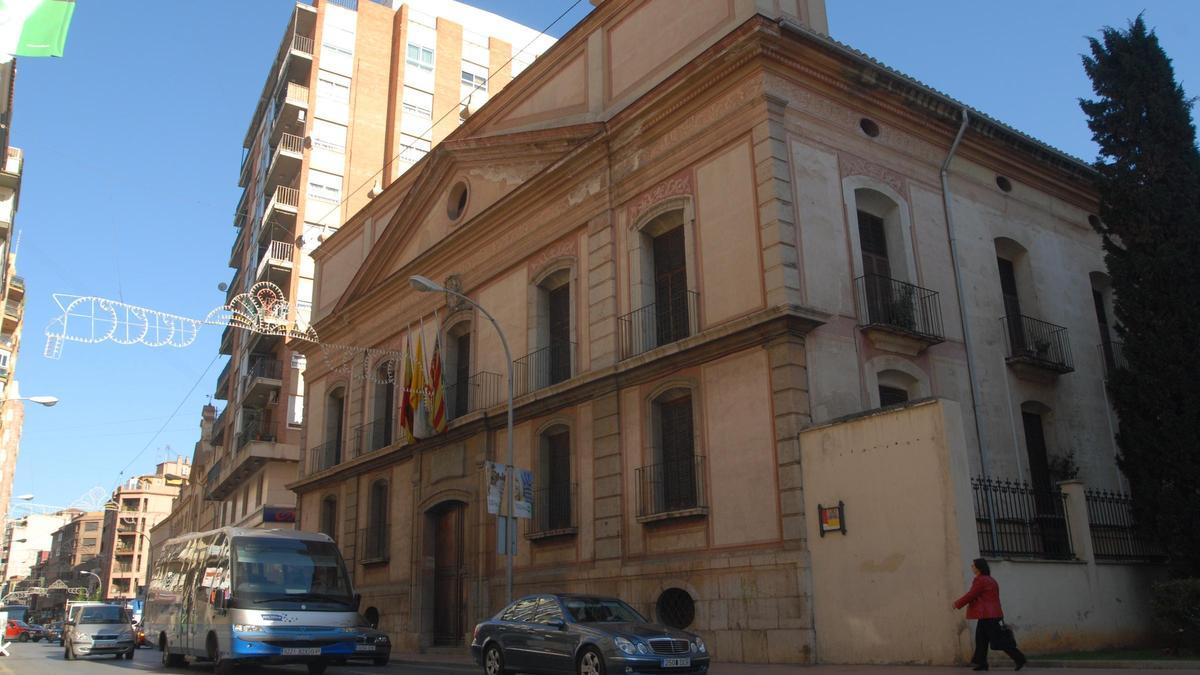 Calle Gobernador con la fachada del edificio del obispado en primer plano