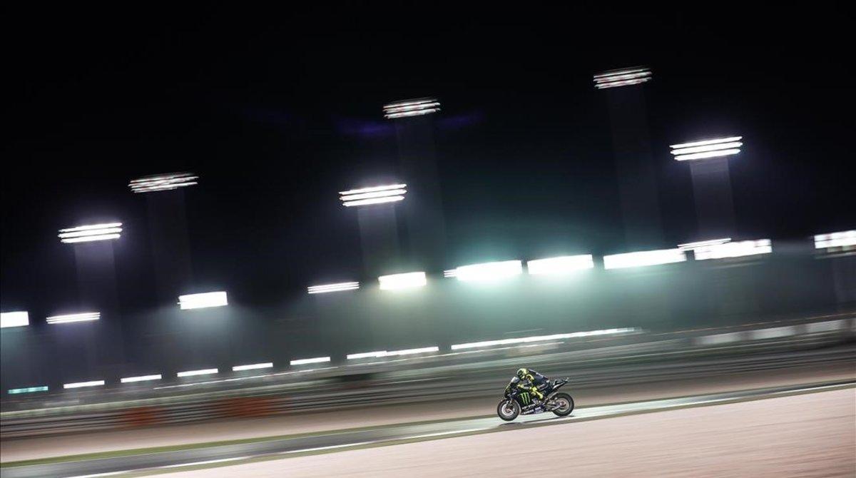 En la noche catarí, los cientos de focos que iluminan el trazado de Doha provocan escenas impensables en el mundo de las carreras como esta acción de Valentino Rossi bajo miles de bombillas. 