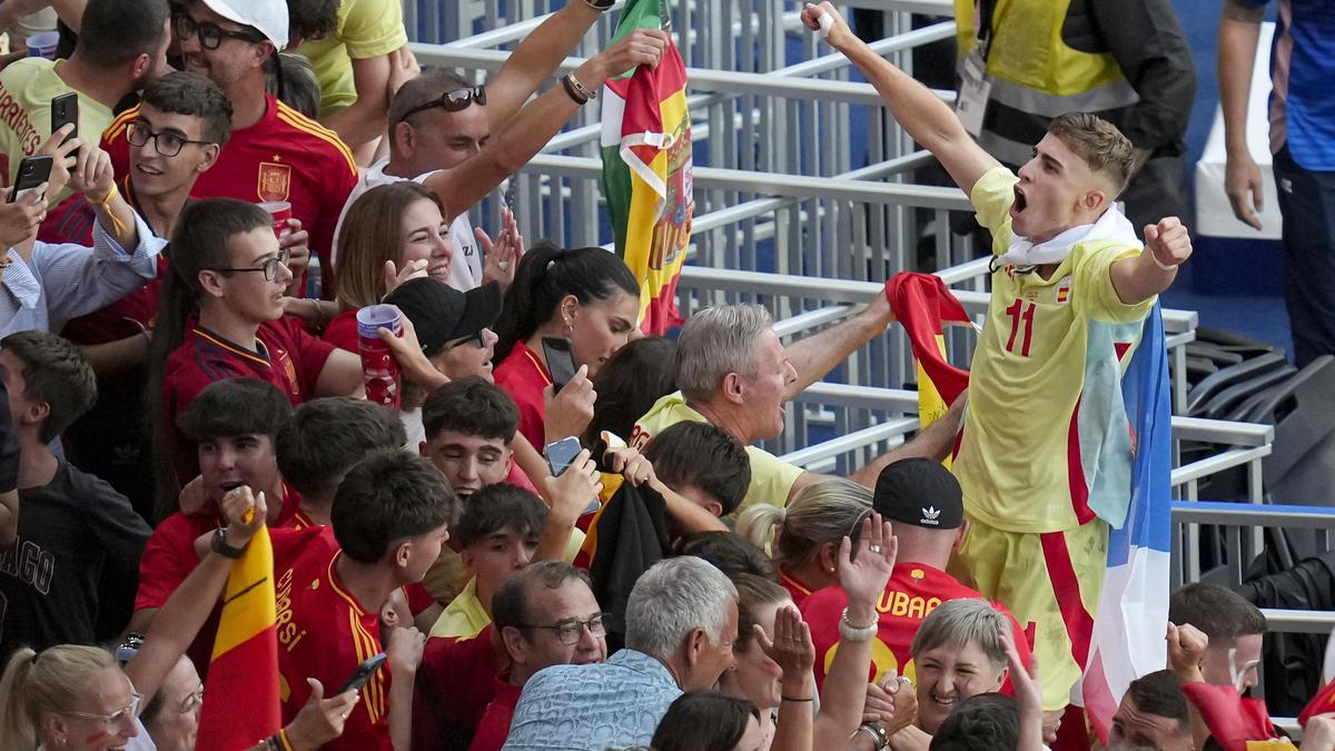 Fermín celebra la medalla de oro olímpica de España de fútbol masculino.