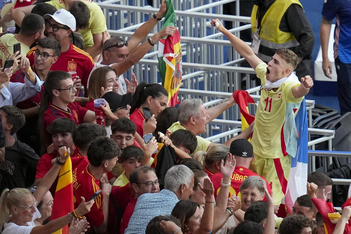 Fermín celebra la medalla de oro olímpica de España de fútbol masculino.