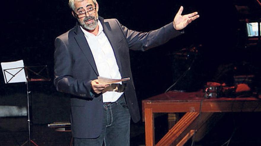 El actor y humorista Carlos Blanco durante uno de sus monólogos.  // José Luis Oubiña