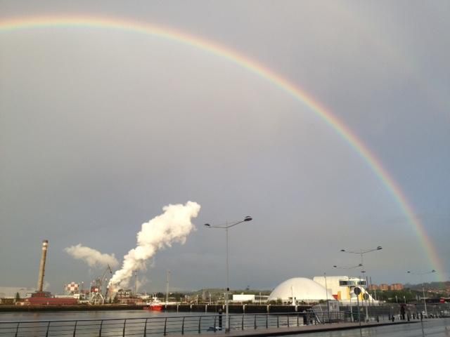 El arco iris, visto desde las inmediaciones de la ría.