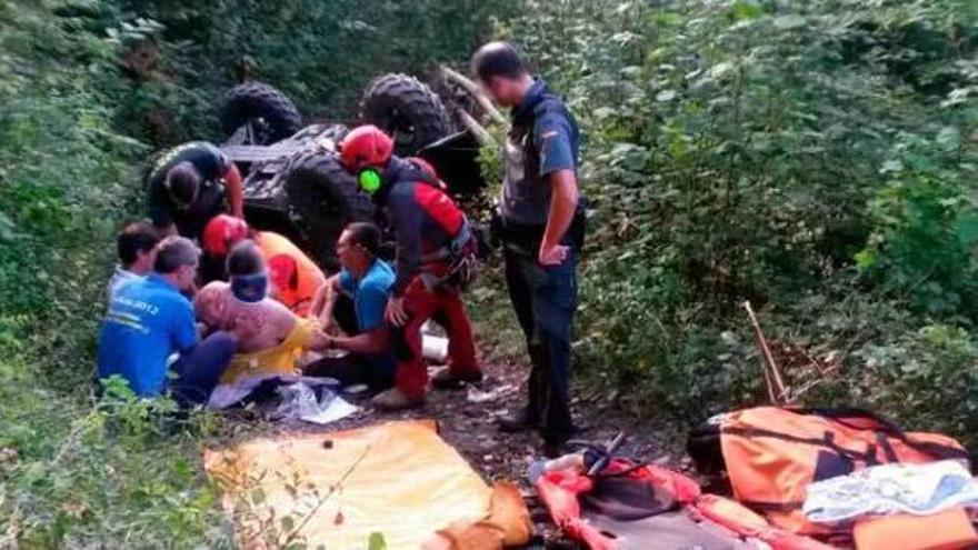 Bomberos del SEPA y un guardia civil atienden al herido.