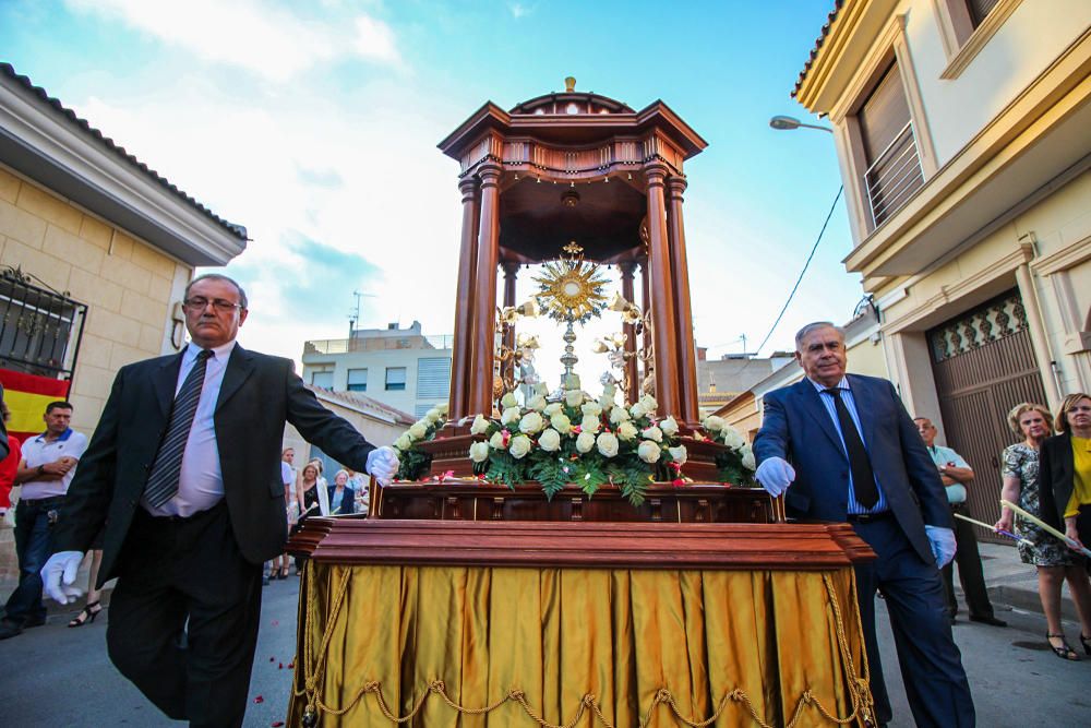 En el desfile religioso salió el Santísimo bajo palio acompañado de decenas de niñas y niños ataviados con sus trajes de Primera Comunión