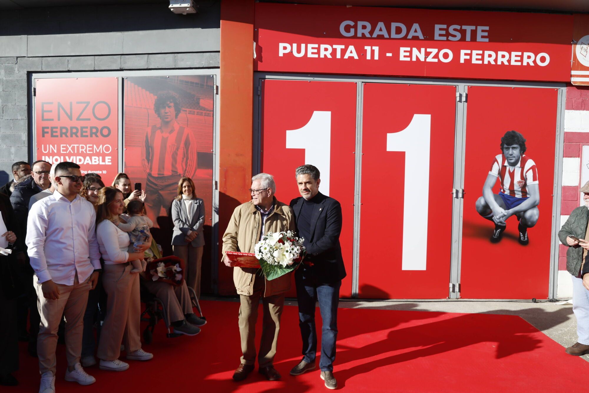 Enzo Ferrero descubre la puerta 11 de El Molinón