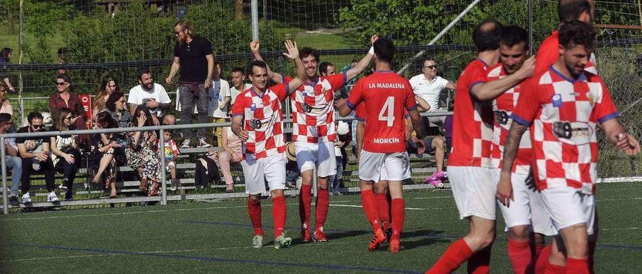 Los jugadores del Madalena de Morcín celebran uno de los tantos del partido que supuso su ascenso a Tercera.
