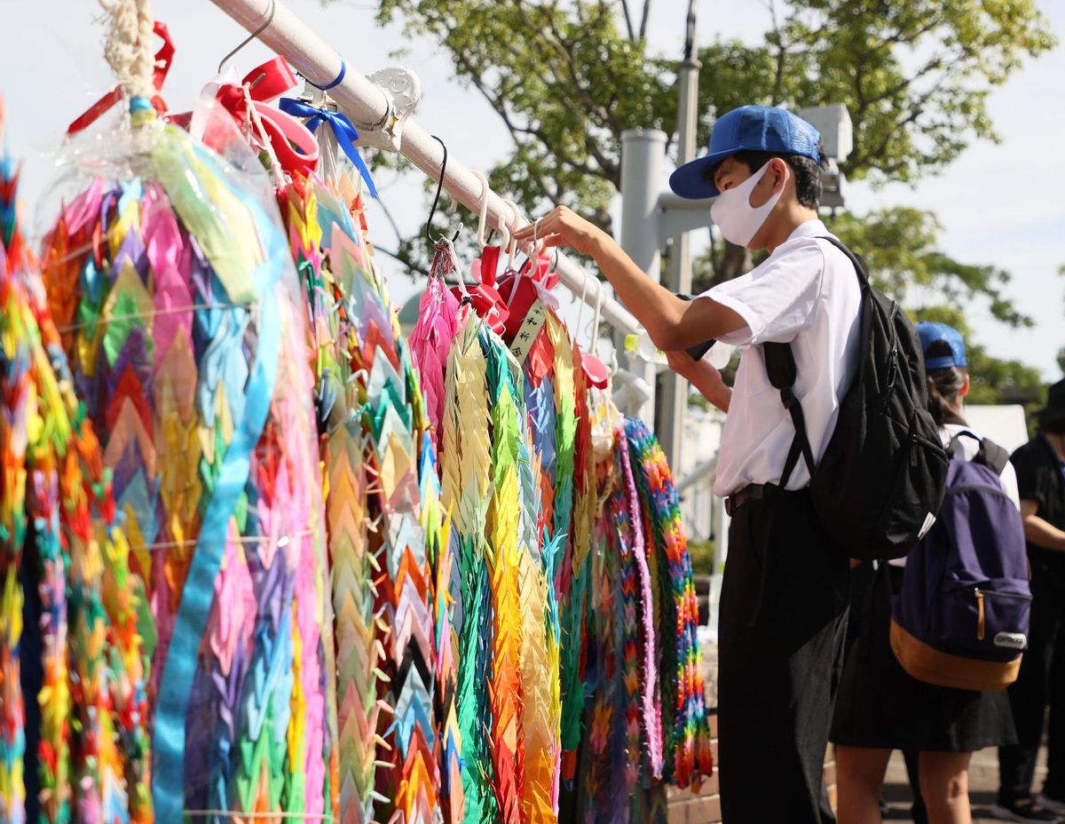 Nagasaki (Japan), 08/08/2022.- A middle school student offers Senbazuru, or One Thousand Paper Cranes, to the victims of the atomic bombing at Hypocenter park in Nagasaki, southern Japan, 09 August 2022. Nagasaki marks the 77th anniversary of the atomic bombing on 09 August. In 1945, the United States dropped two nuclear bombs over the cities of Hiroshima and Nagasaki on 06 and 09 August respectively, killing more than 200,000 people. (Japón, Estados Unidos) EFE/EPA/JIJI PRESS JAPAN OUT EDITORIAL USE ONLY/