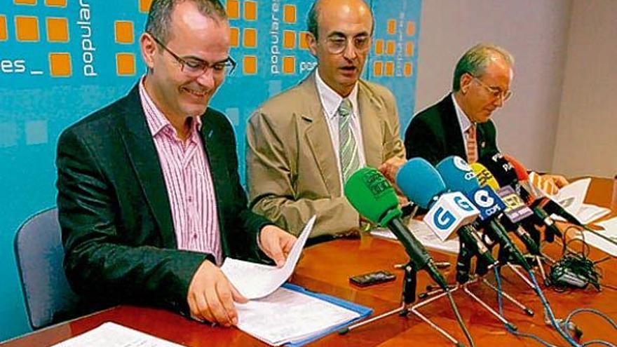 Jesús Vázquez, Celso Delgado y Amador Vázquez, ayer, en la sede del PP en Ourense.