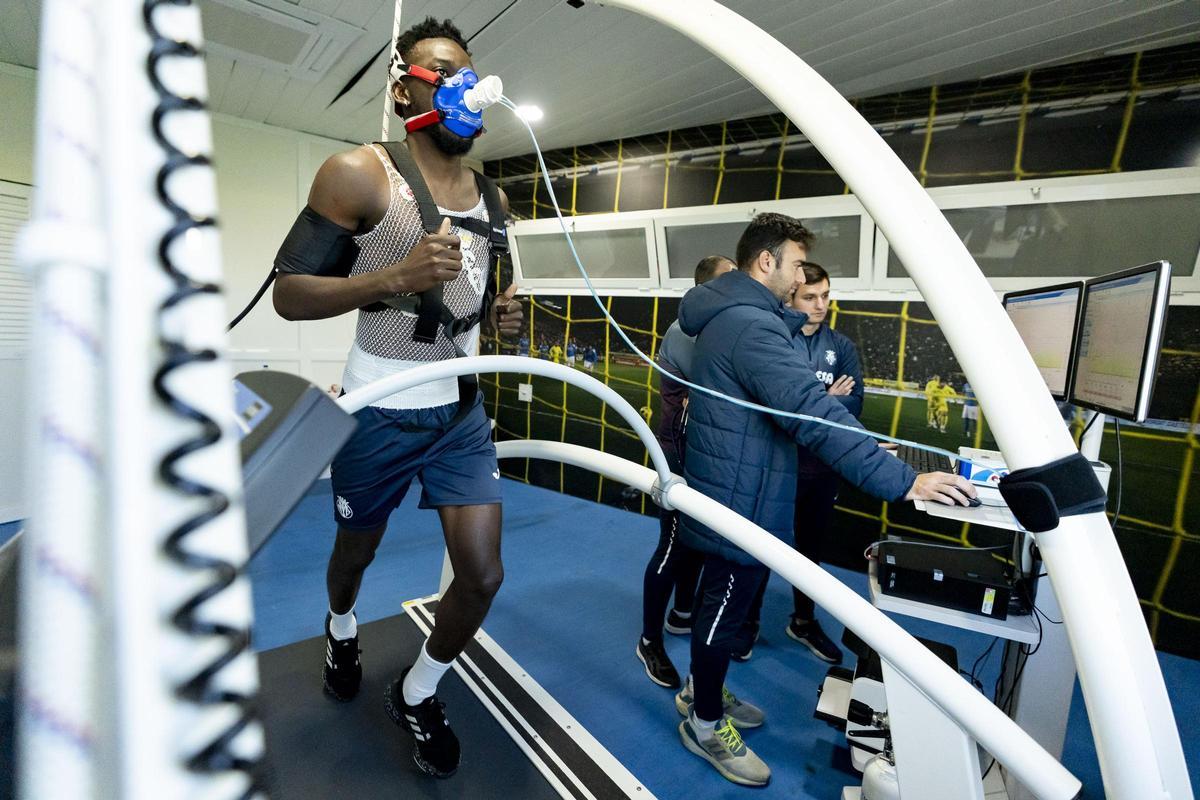El nuevo jugador del Villarreal, Bertrand Traoré, realizando la revisión médica.