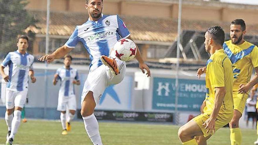 Xisco Hernández controla el balón en el partido del domingo ante el Badalona.