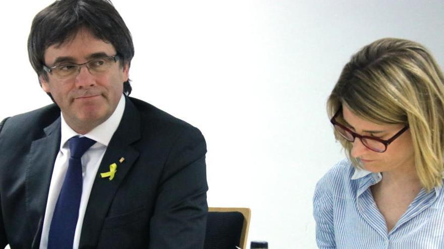 Carles Puigdemont, al costat de la portaveu de JxCat, Elsa Artadi, durant la reunió a Berlín