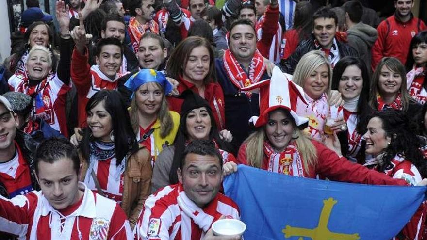 Aficionados del Sporting en las calles coruñesas.