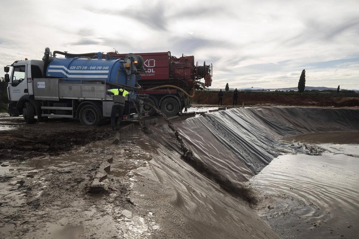 Dos camiones vierten lodos a la balsa ubicada en término de Quart.