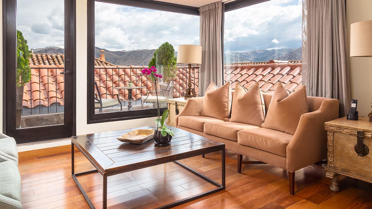Una de las estancias del JW Marriott El Convento Cusco, donde el diseño contemporáneo se abre a los tejados coloniales y las montañas que rodean la antigua capital inca.