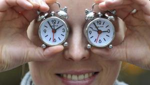 MUN800 MÚNICH (ALEMANIA) 28/10/2011.- Una empleada del fabricante de relojes Carlton sostiene dos despertadores de la empresa para recordar sobre el cambio de hora que se producirá en la madrugada del sábado 30 de octubre al domingo 31, cuando los relojes se retrasarán una hora. La modificación horaria se realiza en cumplimiento de la Directiva Comunitaria que rige el Cambio de Hora y que afecta a todos los países miembros de la Unión Europea, por lo que a las 3:00 horas de la madrugada del domingo serán las 2:00 horas. EFE/ANDREAS GEBERT