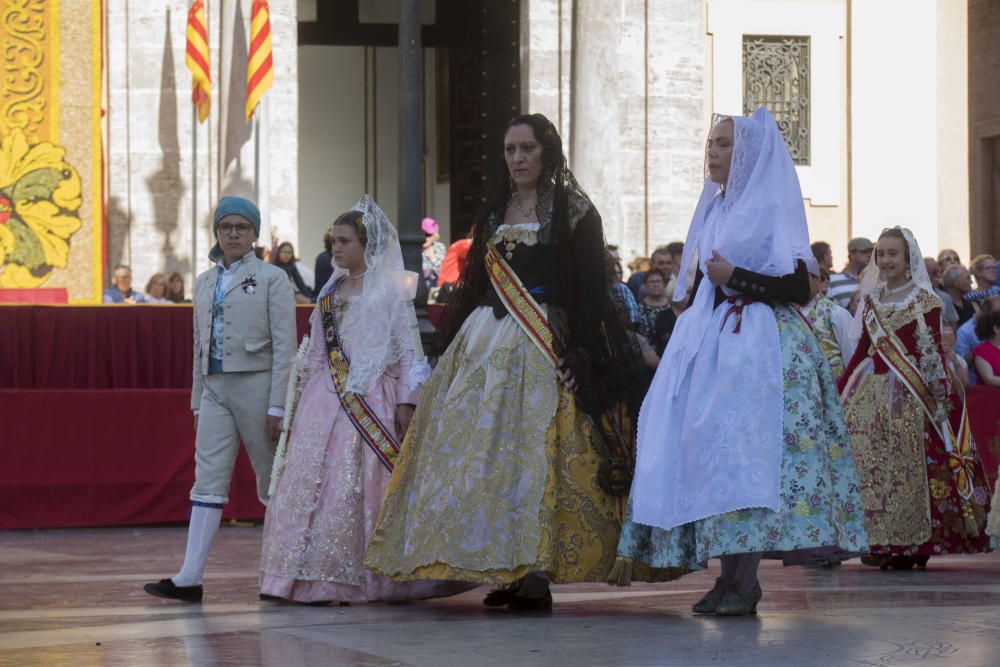 Desfile de las falleras mayores de las diferentes comisiones durante la procesión general de la Mare de Déu dels Desemparats.